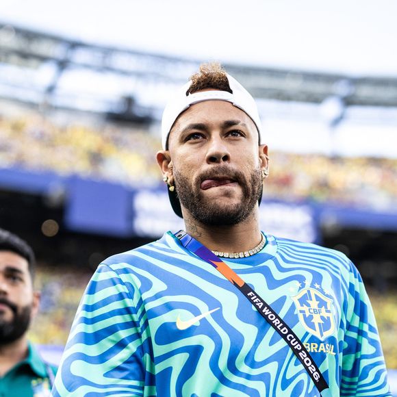 L'attaquant y présente avec beaucoup d'émotion le maillot de son tout premier match professionnel disputé en mars 2009, qu'il considère comme sa plus grande fierté.

13 juin 2026, East Rutherford (New Jersey, États-Unis) – Neymar, du Brésil, observe avant le match de la phase de groupes de la Coupe du monde 2026 entre le Brésil et le Maroc au New York New Jersey Stadium, à East Rutherford, le 13 juin 2026.

(Crédit photo : © Ricardo Nogueira / Sport Press Photo via ZUMA Press / Bestimage)