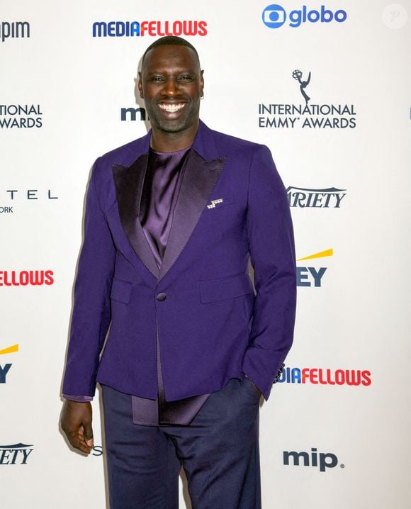 Omar Sy, portait une magnifique broche balance step de la maison de joaillerie japonaise TASAKI, en or jaune et perles AKOYA, au photocall de la 52ème édition des "International Emmy Awards" à l'hôtel Hilton à New York City, New York, Etats-Unis, le 26 novembre 2024. ©Photo Image Press via ZUMA Press Wire/Bestimage