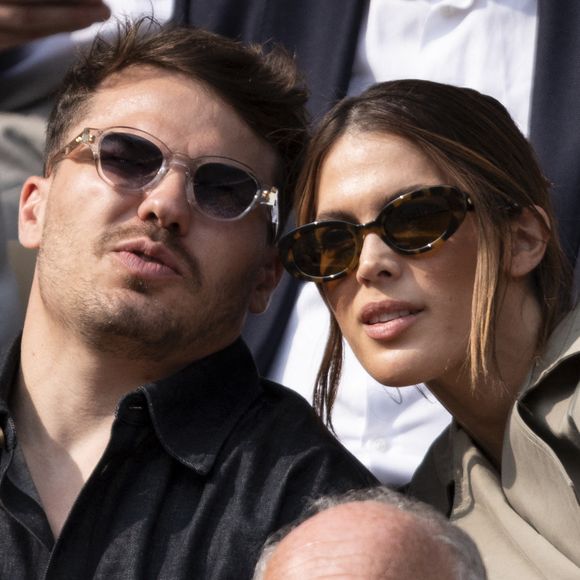 Aujourd'hui, Iris Mittenaere est en couple avec Antoine Dupont 

Antoine Dupont et sa compagne Iris Mittenaere en tribunes lors de la finale messieurs des Internationaux de France de Tennis de Roland Garros 2025 (jour 15), à Paris, France, le 8 juin 2025. © Cyril Moreau/Bestimage