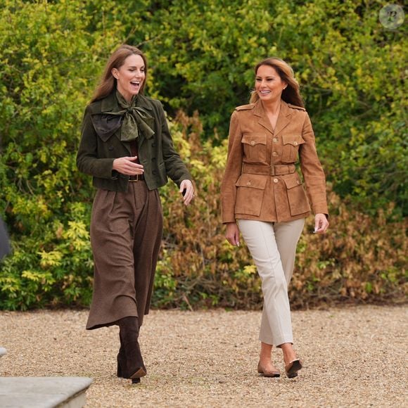 La princesse de Galles et son invitée ont passé un moment auprès d'enfants scouts.

Kate Middleton et Melania Trump au parc de Frogmore à Windsor, dans le Berkshire, lors du deuxième jour de la deuxième visite d'État du président américain Donald Trump au Royaume-Uni. © PA Photo/ Bestimage