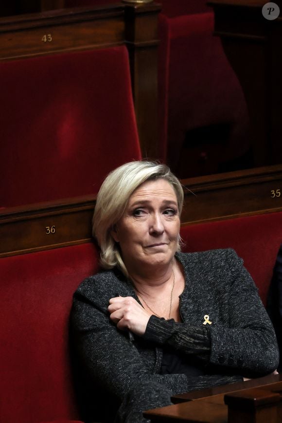 Marine le Pen, Rassemblement National lors de l'examen de la motion de censure, déposée à la suite de la nomination du nouveau gouvernement le 4 octobre 2024, par le Nouveau Front Populaire et ses 192 députés signataires, à l'Assemblée Nationale à Paris. Le 8 octobre 2024. 
© Stéphane Lemouton / Bestimage