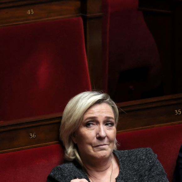 Marine le Pen, Rassemblement National lors de l'examen de la motion de censure, déposée à la suite de la nomination du nouveau gouvernement le 4 octobre 2024, par le Nouveau Front Populaire et ses 192 députés signataires, à l'Assemblée Nationale à Paris. Le 8 octobre 2024. 
© Stéphane Lemouton / Bestimage