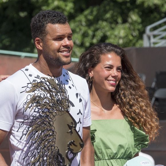 Le Français Jo-Wilfried Tsonga, éliminé lors de l'Open Parc d'Auvergne Rhône Alpes à Lyon, s'apprête à faire ses adieux au tennis après Roland Garros. Sous le regard de sa femme Noura et son fils Sugar, le champion de tennis de 37 ans a été battu par le Slovaque Alex Molcan (6-4, 6-4). Le 16 mai 2022. 
© Sandrine Thesillat / Panoramic / Bestimage