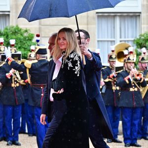 Et à la table de Luiz Inácio Lula da Silva, de nombreuses personnalités.

Xavier Niel, Pdg de Iliad et sa compagne Delphine Arnault , directrice de la maison Dior - Arrivées des personnalités au dîner d’État en l’honneur du président brésilien et de sa femme au palais présidentiel de l’Élysée à Paris le 5 juin 2025.

© Christian Liewig / Bestimage
