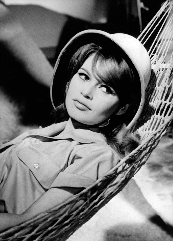 Dec. 21, 1960 - Paris, France - BRIGITTE BARDOT va jouer dans un nouveau film 'The Support on the Neck' avec l'acteur Michel Subor, dont elle est également la productrice, sous la direction de son ex-mari Roger Vadim. La photo montre Brigitte dans une scène du film. (Crédit image : ? Keystone Press Agency/ZUMA Press Wire)