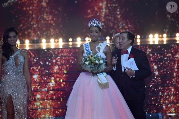 Lors de son portrait, la martiniquaise expliquait qu'elle était originaire du Fonds-Saint-Denis et du Morne-Vert. Elle est hôtesse de l'air et connaît bien le concours puisqu'elle y a participé il y a pas moins de treize ans. 

Miss France 2025, sur TF1           Crédits : Pierre Billard/sipa press via Bestimage