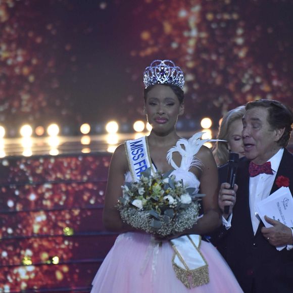 Lors de son portrait, la martiniquaise expliquait qu'elle était originaire du Fonds-Saint-Denis et du Morne-Vert. Elle est hôtesse de l'air et connaît bien le concours puisqu'elle y a participé il y a pas moins de treize ans. 

Miss France 2025, sur TF1           Crédits : Pierre Billard/sipa press via Bestimage