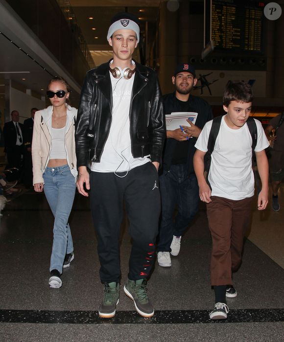 Vanessa Paradis arrive avec ses enfants Lily-Rose Depp et Jack Depp à l’aéroport de LAX à Los Angeles. Lily-Rose Depp est accompagnée de son petit ami Ash Stymest.  Le 21 mars 2016