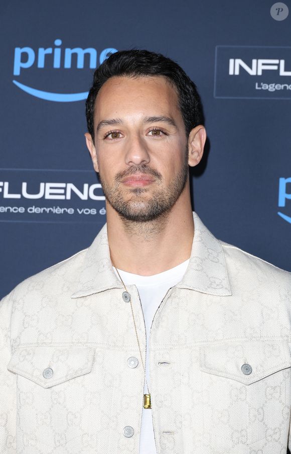 Dans sa story Instagram du jeudi 5 mars 2026, il a publié une photo prise dans un restaurant une heure après les attaques, 

Diego El Glaoui - Avant-première de la série Influence(s) sur Amazon Prime Video au cinéma le Silencio des Prés à Paris le 26 février 2024. © Coadic Guirec/Bestimage