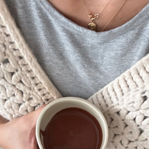 "Reprendre des forces avec du cacao cérémoniel de chez Moojo Cacao", s'est-elle réjouit en commentaire d'une photo d'elle tenant un bol de cacao entre les mains. 

Tatiana Silva sur Instagram