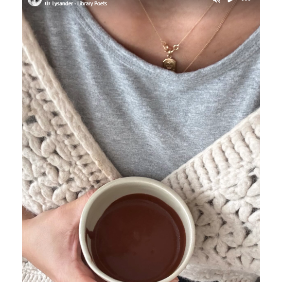 "Reprendre des forces avec du cacao cérémoniel de chez Moojo Cacao", s'est-elle réjouit en commentaire d'une photo d'elle tenant un bol de cacao entre les mains. 

Tatiana Silva sur Instagram