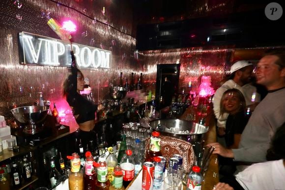 J.Roch a reçu ses amis pour fêter la fermeture de son célèbre club privé, "VIP Room" à Saint-Tropez, après 29 ans d'existence, le 5 avril 2026. Après un dernier week-end de fête, du 3 au 5 avril 2026, le célèbre établissement sera remplacé par le "Lilly's Club".
© Luc Boutria / Nice Matin / Bestimage