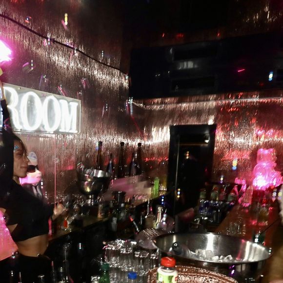 J.Roch a reçu ses amis pour fêter la fermeture de son célèbre club privé, "VIP Room" à Saint-Tropez, après 29 ans d'existence, le 5 avril 2026. Après un dernier week-end de fête, du 3 au 5 avril 2026, le célèbre établissement sera remplacé par le "Lilly's Club".
© Luc Boutria / Nice Matin / Bestimage