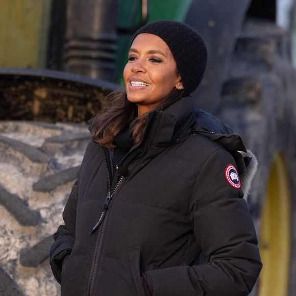 En interview, elle en a déjà expliqué la raison.

Karine Le Marchand soutient les agriculteurs sur le barrage de l'Autoroute A4 à hauteur de Jossigny en Seine et Marne le 29 Janvier 2024. 
© Jeremy Melloul - Pierre Perusseau / Bestimage