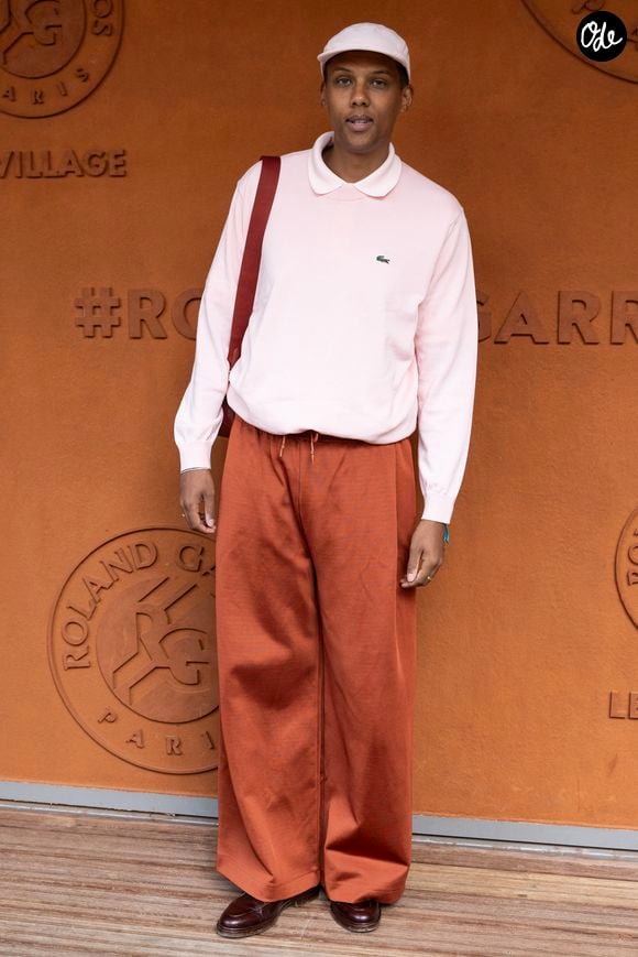 Sa visite a été immortalisée par les équipes du refuge.

Stromae au village lors des Internationaux de France de Tennis de Roland Garros 2025, à Paris, France, le 8 juin 2025. © Cyril Moreau/Bestimage