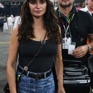 Penélope Cruz s’est rendue à Abu Dhabi avec son mari

Penelope Cruz à Abu Dhabi, pendant le Grand Prix de Formule 1 au circuit Yas Marina le 8 décembre 2024 à Abu Dhabi. ( © Beata Zawrzel / Zuma Press / Bestimage