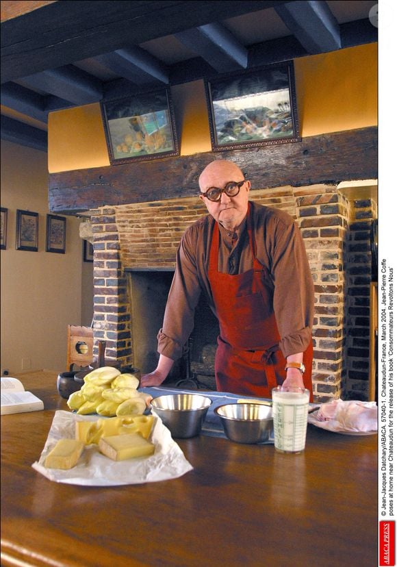 © Jean-Jacques Datchary/ABACA. 57040-1. Chateaudun-France, mars 2004. Jean-Pierre Coffe pose chez lui près de Chateaudun à l'occasion de la sortie de son livre ïConsommateurs Revoltons Nous'.