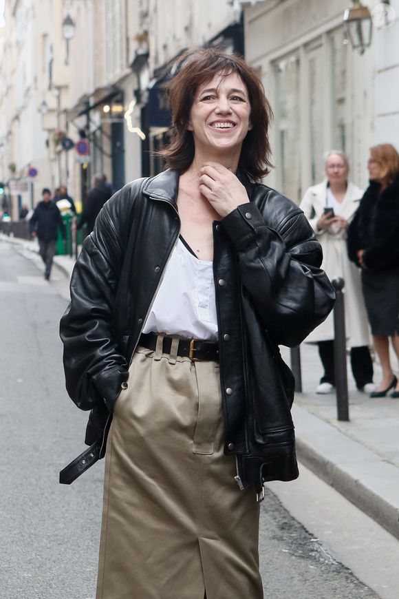 La société Avoda, présidée par Philippe Dabi, ami de Charlotte Gainsbourg, a été choisie pour reprendre l’exploitation du musée.

Charlotte Gainsbourg lors de la cérémonie de dévoilement de la plaque "Maison des Illustres" de la Maison Gainsbourg à Paris, France, le 2 avril 2024. © Christophe Clovis/Bestimage