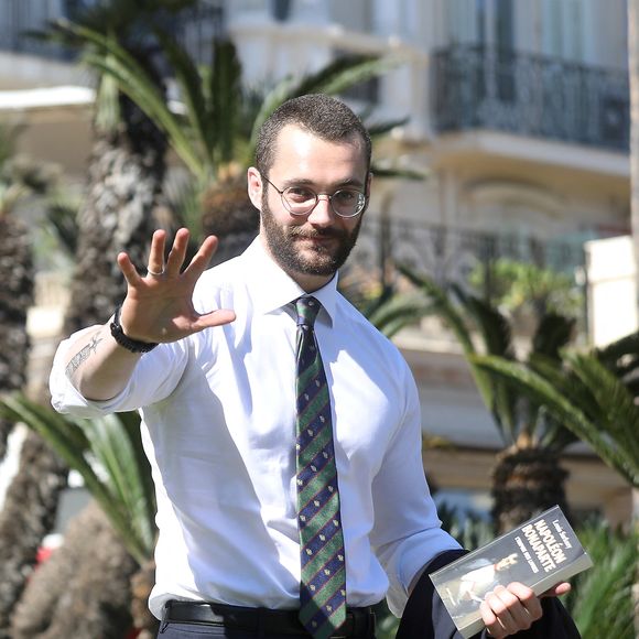 Louis Sarkozy a dédicacé son nouveau livre "Napoléon Bonaparte, l'empire des livres" dans le cadre de la Semaine du Libraire à Menton où il a ensuite participé à une conférence sur Napoléon, le 15 mai 2025. © Jean-François Ottonello/Bestimage