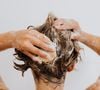 Une routine post-plage structurée s'avère également indispensable pour nettoyer, nourrir et réparer les cheveux abîmés.