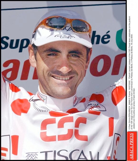 Devenu consultant après avoir mis fin à sa carrière de cycliste en 2002, Laurent Jalabert s’est lancé dans un nouveau projet, loin du paysage audiovisuel français. Le Français Laurent Jalabert de l'équipe CSC-Tiscali fête le podium de la 12ème étape du Tour de France de Lannemezan au Plateau-de-Beille, au Plateau-de-Beille, le 19 juillet 2002. Jalabert a remporté l'étape de Lannemezan au Plateau-de-Beille. © Peer Grimm/DPA/ABACA.