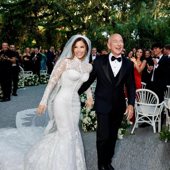 De nombreuses personnalités se sont données rendez-vous au mariage grandiose de Jeff Bezos et Lauren Sanchez célébré ce week-end à Venise.

Lauren Sanchez a épousé le milliardaire et patron d'Amazon Jeff Bezos à Venise dans une robe Dolce & Gabbana.