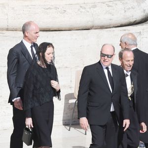 Charlene et Albert de Monaco arrivent à la messe en hommage au pape François ce samedi 26 avril à Rome  Backgrid UK/ Bestimage