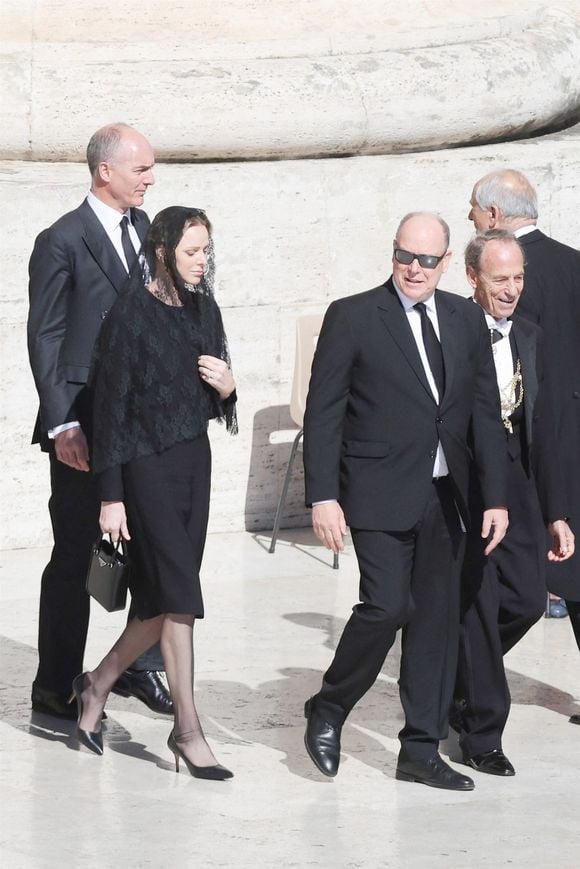 Charlene et Albert de Monaco arrivent à la messe en hommage au pape François ce samedi 26 avril à Rome  Backgrid UK/ Bestimage