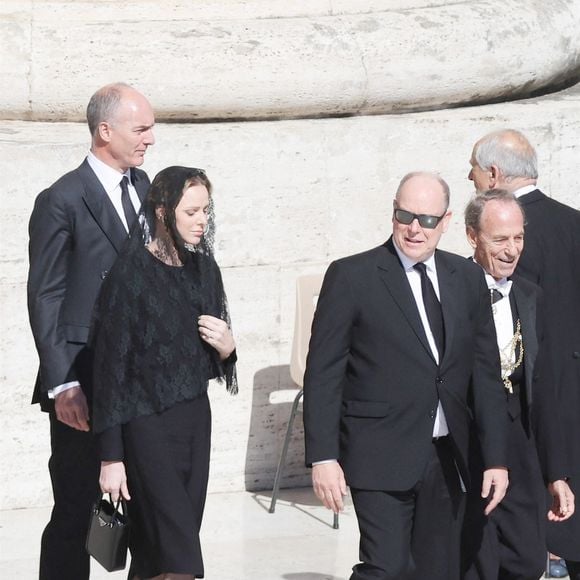 Charlene et Albert de Monaco arrivent à la messe en hommage au pape François ce samedi 26 avril à Rome  Backgrid UK/ Bestimage