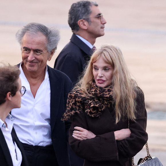 Il y parle de son équilibre avec Arielle Dombasle 

Arielle Dombasle et Bernard-Henri Lévy (BHL) - Cérémonie d'accueil officielle du Président de la République, Emmanuel Macron et de Brigitte Macron sur la place Mechouar à Rabat au Maroc le 28 octobre 2024. © Dominique Jacovides/Bestimage