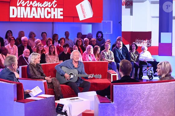 Exclusif - Michel Drucker, Damien Thevenot, Chantal Ladesou, Sophie Davant et Didier Barbelivien lors de l'enregistrement de l'émission Vivement Dimanche, au studio Rive gauche, à Paris, France, le 22 octobre 2025, présentée par M.Drucker, diffusée sur France 3 le 16 novembre 2025. © Guillaume Gaffiot/Bestimage