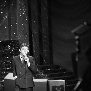 Archives - En France, à Paris, Serge Gainsbourg sur un plateau le 31 mars 1967.