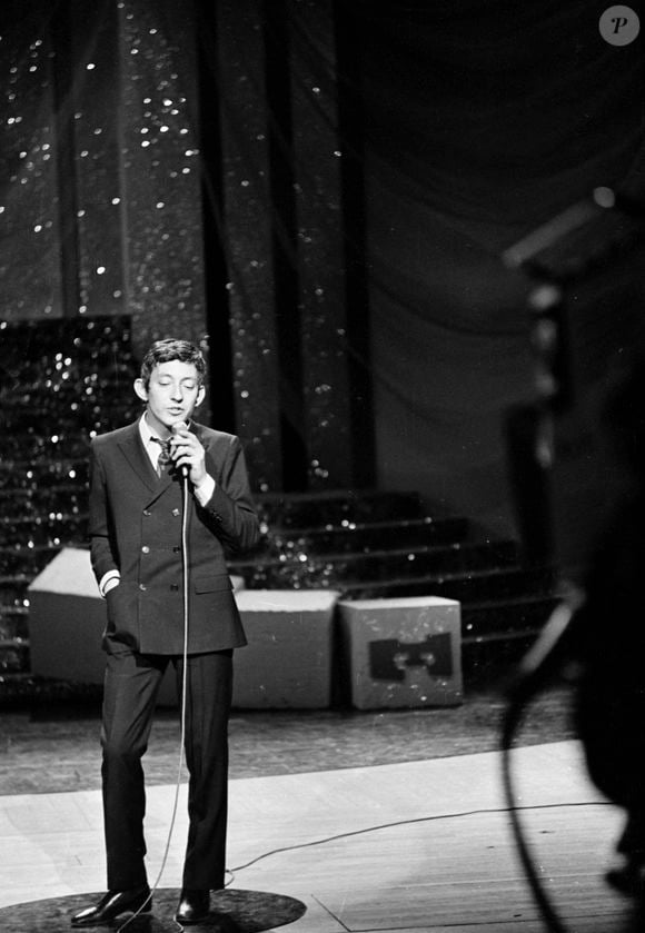 Archives - En France, à Paris, Serge Gainsbourg sur un plateau le 31 mars 1967.