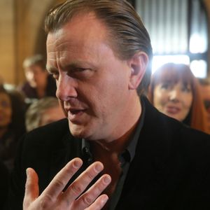 Contacté par Sony Music pour l'exploitation du titre "Le Mal-Aimé" de son père Claude pour le spot de Noël d'Intermarché, Claude François Jr. n'a pas voulu signer tout de suite. 

Claude François Junior (Jr) lors de la messe hommage à Claude François en l'église Notre-Dame d'Auteuil à Paris le 10 mars 2018. Cette commémoration marque le 40ème anniversaire de la mort du chanteur. Ses obsèques ont été célébrées au même endroit le 15 mars 1978.
© CVS / Bestimage