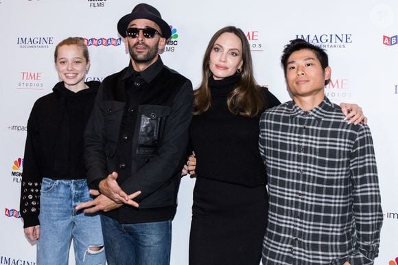 Ses fils Pax et Maddox sont, eux, crédités au générique de son film "Maria"

Shiloh Jolie, l'artiste de rue JR, l'actrice Angelina Jolie et Pax Thien Jolie-Pitt arrivent à la première à Los Angeles de 'Paper & Glue : A JR Project' le 18 novembre 2021 à Los Angeles - Photo par Rudy Torres/Image Press Agency/ABACAPRESS.COM