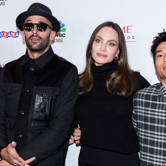 Ses fils Pax et Maddox sont, eux, crédités au générique de son film "Maria"

Shiloh Jolie, l'artiste de rue JR, l'actrice Angelina Jolie et Pax Thien Jolie-Pitt arrivent à la première à Los Angeles de 'Paper & Glue : A JR Project' le 18 novembre 2021 à Los Angeles - Photo par Rudy Torres/Image Press Agency/ABACAPRESS.COM