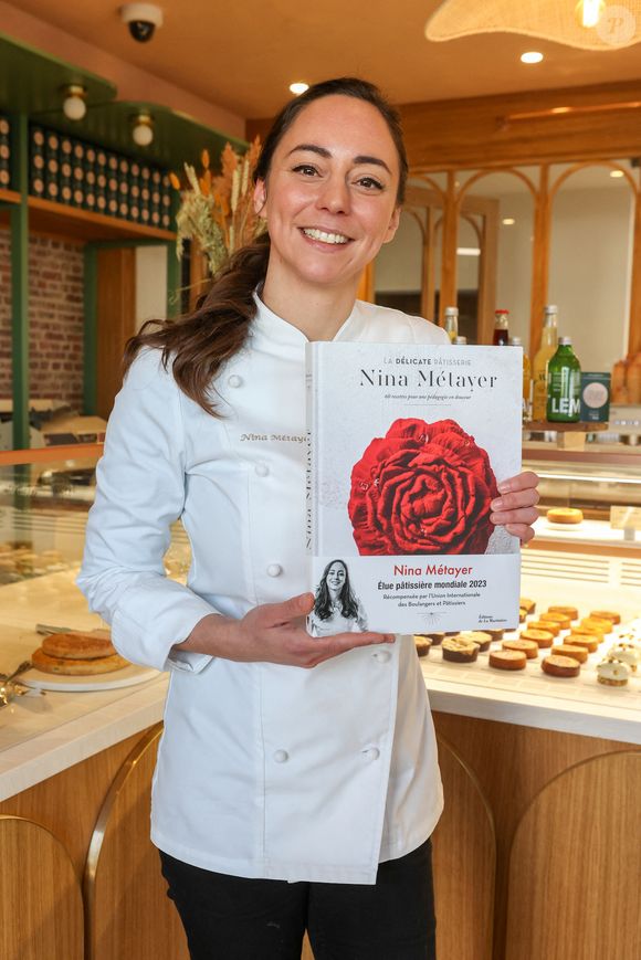 La meilleure pâtissière du monde Nina Métayer lors de l’inauguration de sa boulangerie-patisserie "Fournil par Nina" à La Rochelle, France, le 16 novembre 2024. Distinguée Pâtissière Mondiale 2023 par l’Union Internationale des Boulangers Pâtissiers et World’s Best Pastry Chef 2024 par les World’s 50’s Best, Nina Métayer ouvre deux établissements dans sa ville natale, "Le Fournil par Nina" et "Chez Paillat par Nina". © Jean-Marc Lhomer/Bestimage
