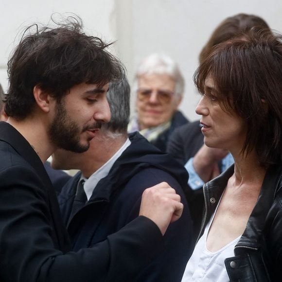 Charlotte Gainsbourg et son fils Ben Attal lors de la cérémonie de dévoilement de la plaque "Maison des Illustres" de la Maison Gainsbourg à Paris, France, le 2 avril 2024. © Christophe Clovis/Bestimage