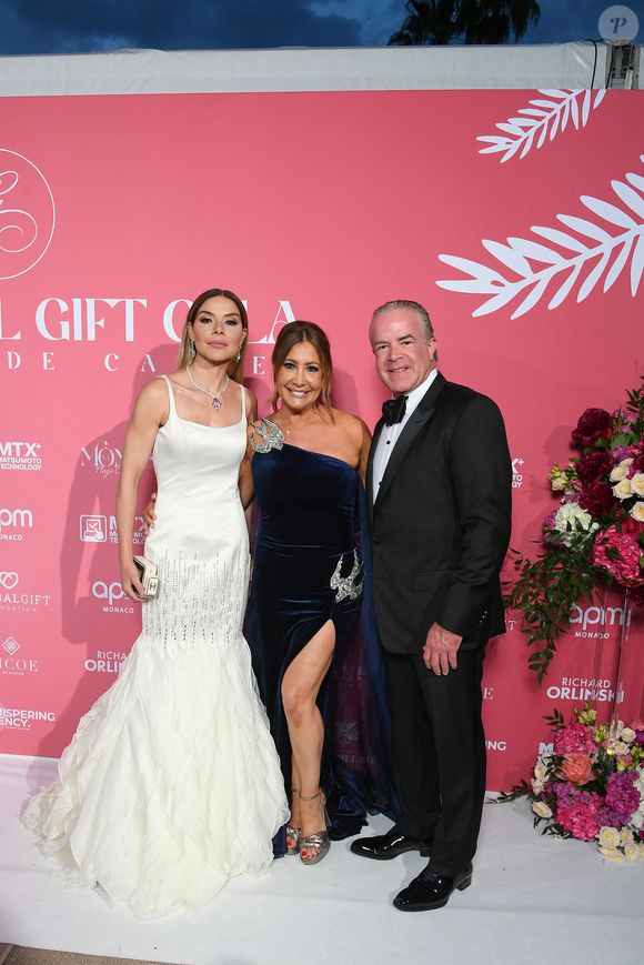 Paulina Rocha, Maria Bravo et Raul Rocha au photocall de la soirée du "Globa Gift Gala" lors du 78ème Festival International du Film de Cannes, le 19 mai 2025.
© Lionel Urman/Bestimage