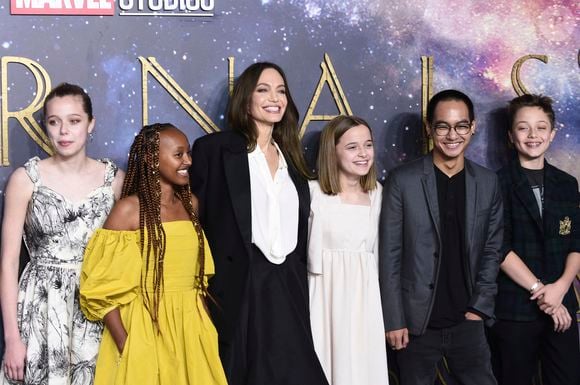 Pour sa plus grande joie l'un de ses fils, dont elle n'a pas révélé l'identité, vit désormais dans l'un de ses appartements à New York, qu'elle avait acheté lorsqu'elle plus jeune comme elle l'a glissé aux équipes du "New York Times" ce mois-ci. 

Angelina Jolie et ses enfants : Shiloh Jolie-Pitt , Zahara, Vivienne, Maddox, Knox Leon au photocall de la première du film Les Eternels (Eternals) au cinéma BFI Imax de Londres le 27 octobre 2021.

© Future-Image via ZUMA Press / Bestimage