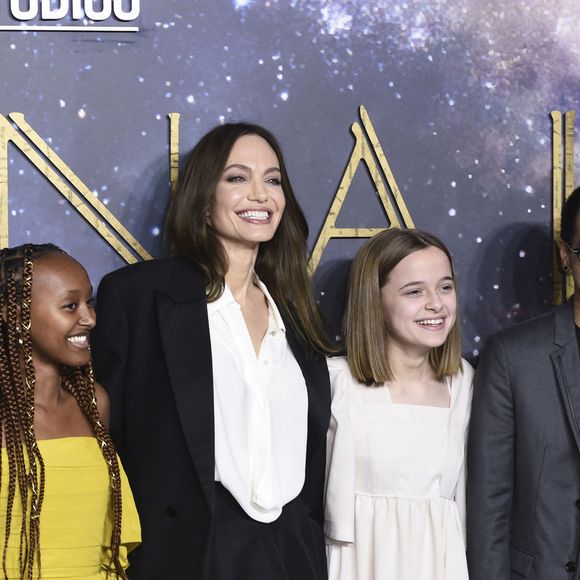 Pour sa plus grande joie l'un de ses fils, dont elle n'a pas révélé l'identité, vit désormais dans l'un de ses appartements à New York, qu'elle avait acheté lorsqu'elle plus jeune comme elle l'a glissé aux équipes du "New York Times" ce mois-ci. 

Angelina Jolie et ses enfants : Shiloh Jolie-Pitt , Zahara, Vivienne, Maddox, Knox Leon au photocall de la première du film Les Eternels (Eternals) au cinéma BFI Imax de Londres le 27 octobre 2021.

© Future-Image via ZUMA Press / Bestimage