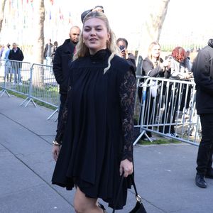 La chanteuse Louane (Louane Emera) aux arrivées au défilé Rabanne Mode Collection Prêt-à-Porter Automne/Hiver 2025-2026 lors de la Fashion Week de Paris (PFW) au siège de l'Unesco, à Paris, France, le 6 mars 2025. © Denis Guignebourg/Bestimage