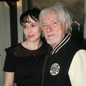 Hugues Aufray et sa compagne Murielle - 40 ans après la disparation de Claude François, sa parolière Vline Buggy reçoit les insignes de chevalier des Arts et Lettres des mains d'H. Aufray au sein de la Sacem à Paris le 9 avril 2018. © JLPPA / Bestimage