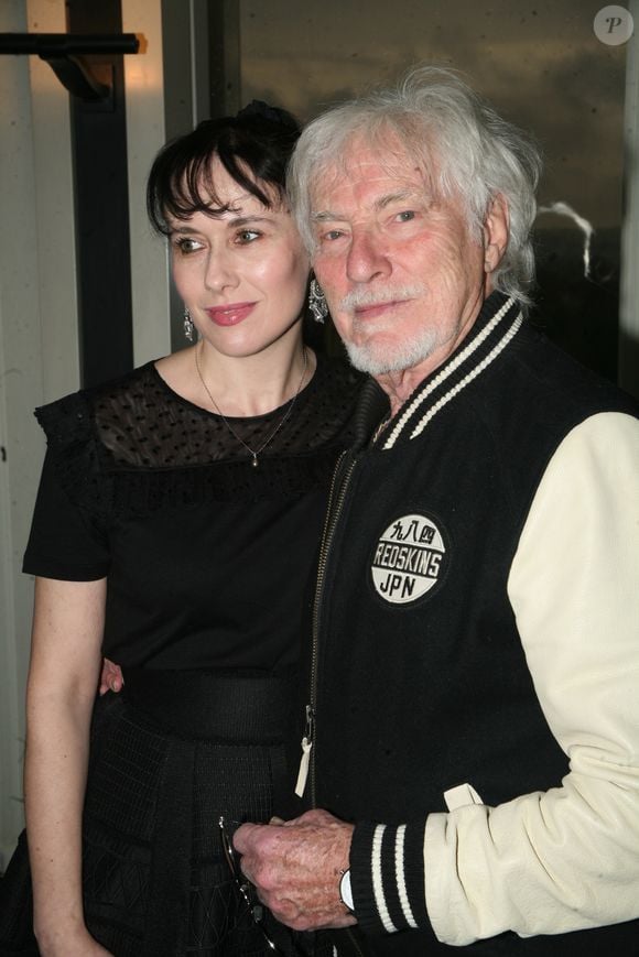 Hugues Aufray et sa compagne Murielle - 40 ans après la disparation de Claude François, sa parolière Vline Buggy reçoit les insignes de chevalier des Arts et Lettres des mains d'H. Aufray au sein de la Sacem à Paris le 9 avril 2018. © JLPPA / Bestimage
