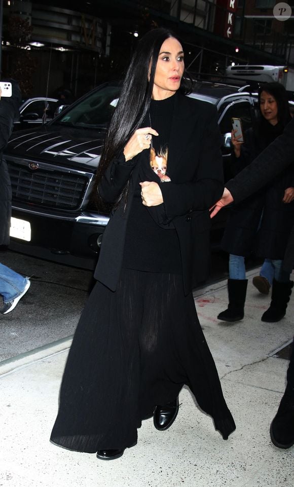 New York, NY - Demi Moore a amené son adorable chien Pilaf à la projection de son film "The Substance" au Robin Williams Center Foundation Theater à New York. L'actrice a ensuite pris le temps de signer des autographes pour les fans, partageant des moments chaleureux avec la foule. Sur la photo : Demi Moore