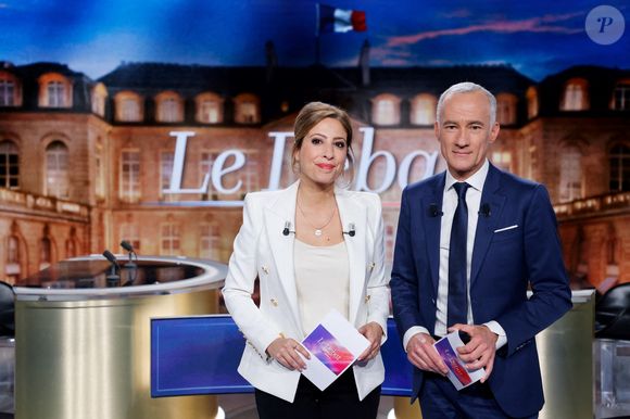 Les journalistes et animateurs de télévision français Léa Salamé et Gilles Bouleau posent avant d'animer un débat télévisé en direct sur les chaînes de télévision françaises TF1 et France 2 à Saint-Denis, au nord de Paris, en amont du second tour de l'élection présidentielle française le 24 avril 2022. Photo Ludovic Marin /Pool/Abaca