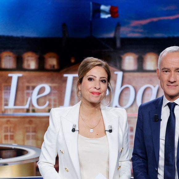 Les journalistes et animateurs de télévision français Léa Salamé et Gilles Bouleau posent avant d'animer un débat télévisé en direct sur les chaînes de télévision françaises TF1 et France 2 à Saint-Denis, au nord de Paris, en amont du second tour de l'élection présidentielle française le 24 avril 2022. Photo Ludovic Marin /Pool/Abaca