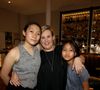 Mais la cheffe multi-étoilée souligne qu’il la distingue parfois trop, notamment à l’école ou à l’étranger.

Hélène Darroze et ses filles Charlotte et Quitterie ont suivi la finale de l'émission "Top Chef" depuis son restaurant La Joia à Paris, où elle avait installé une télévision. © Dominique Jacovides / Bestimage