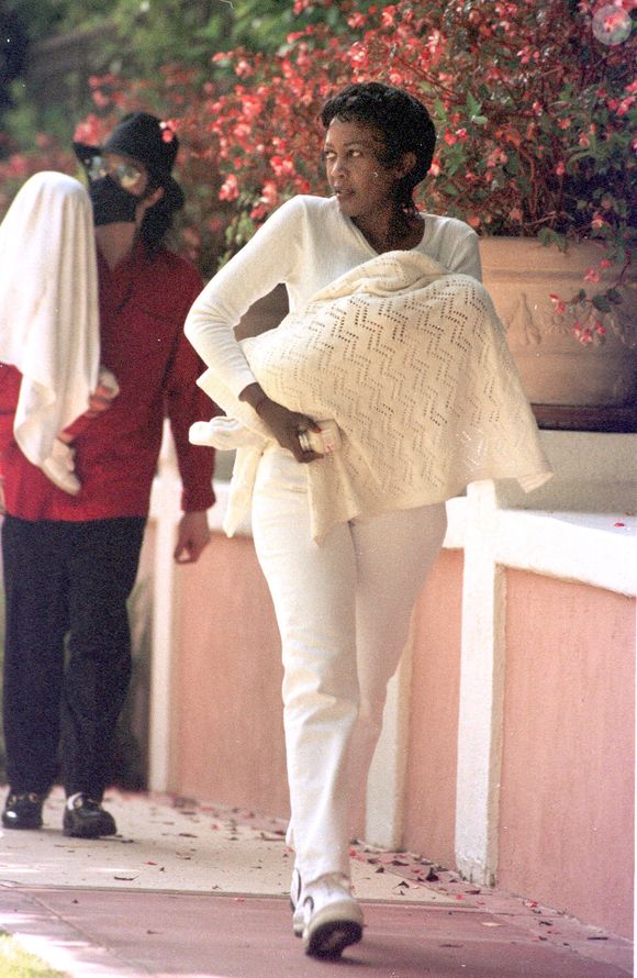 Michael Jackson avec Grace Rwaramba, la nounou de ses enfants, à Los Angeles, CA, USA, le 18 juillet 2005. Selon certains journaux, elle aurait l'intention d'épouser Michael. Photo Ramey Agency/ABACAPRESS.COM.