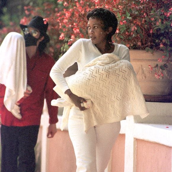 Michael Jackson avec Grace Rwaramba, la nounou de ses enfants, à Los Angeles, CA, USA, le 18 juillet 2005. Selon certains journaux, elle aurait l'intention d'épouser Michael. Photo Ramey Agency/ABACAPRESS.COM.